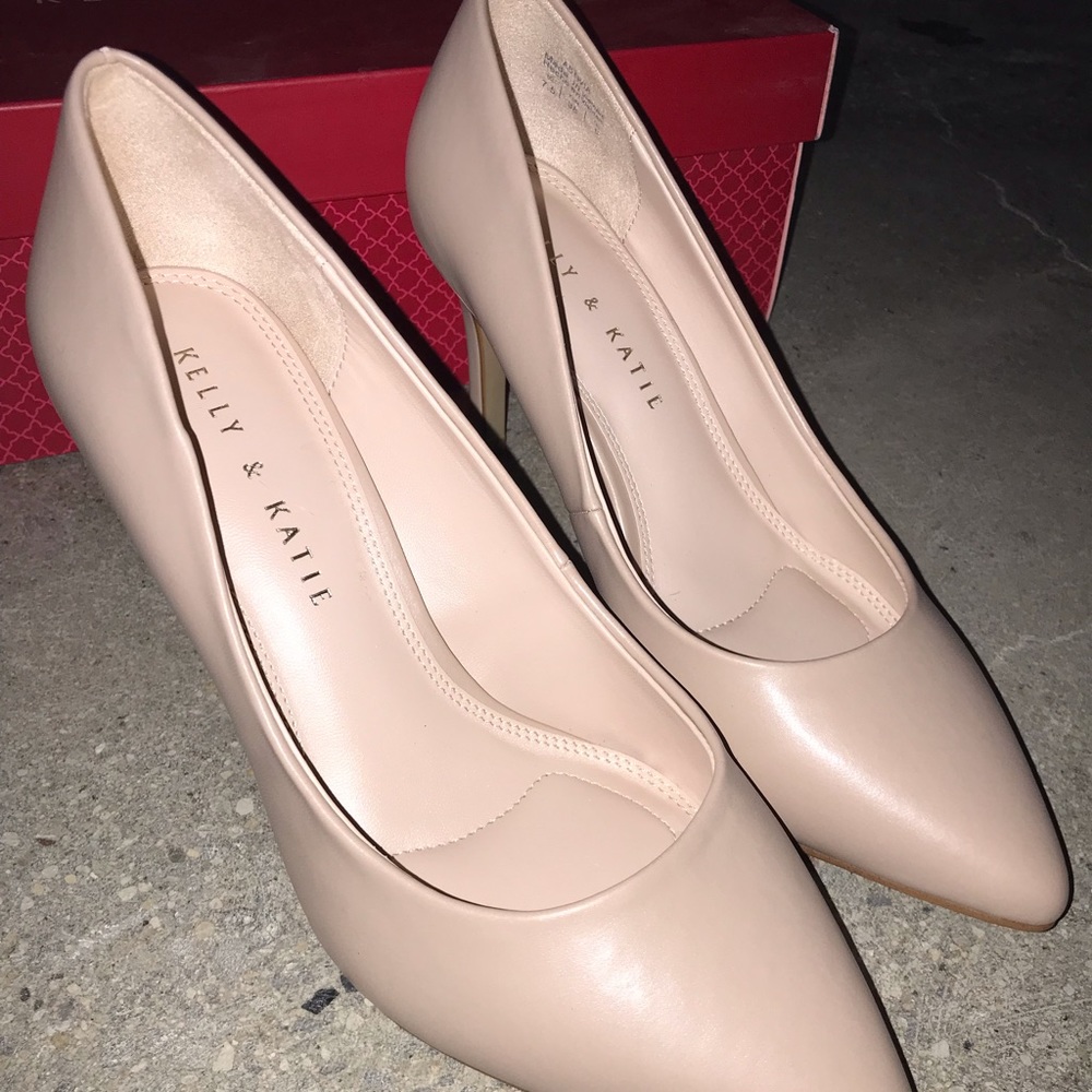Nude pumps